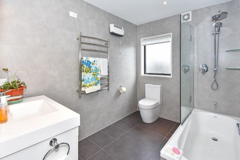 Photo of property in 2e Oxford Road, Manurewa, Auckland, 2102