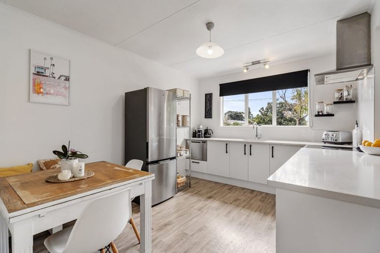 Photo of property in 2a Helga Crescent, Te Atatu Peninsula, Auckland, 0610