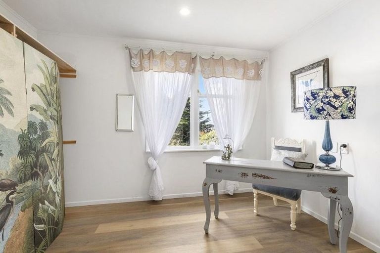 Photo of property in 78 Grays Road, Camborne, Porirua, 5026