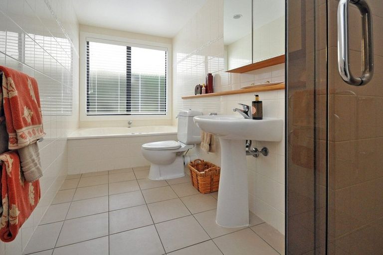 Photo of property in 10a Vaughan Crescent, Murrays Bay, Auckland, 0630