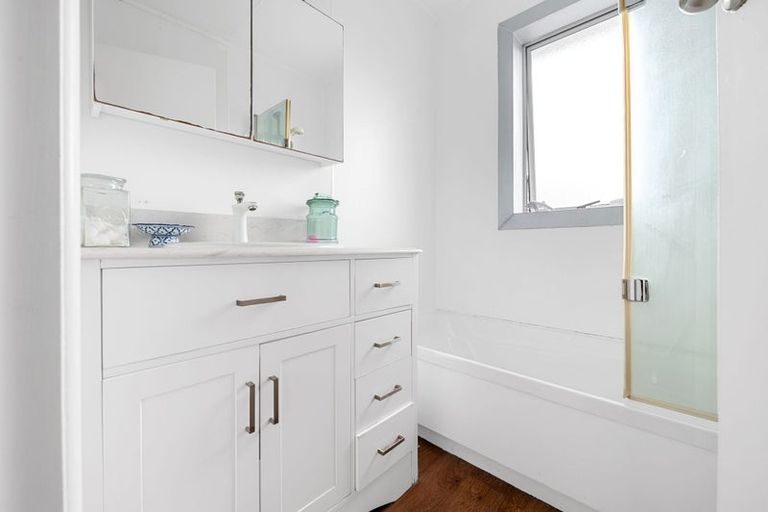 Photo of property in 8 Robert Grigg Place, Hamilton East, Hamilton, 3216