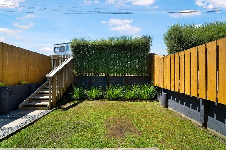 Photo of property in 2e Milich Terrace, Te Atatu South, Auckland, 0610