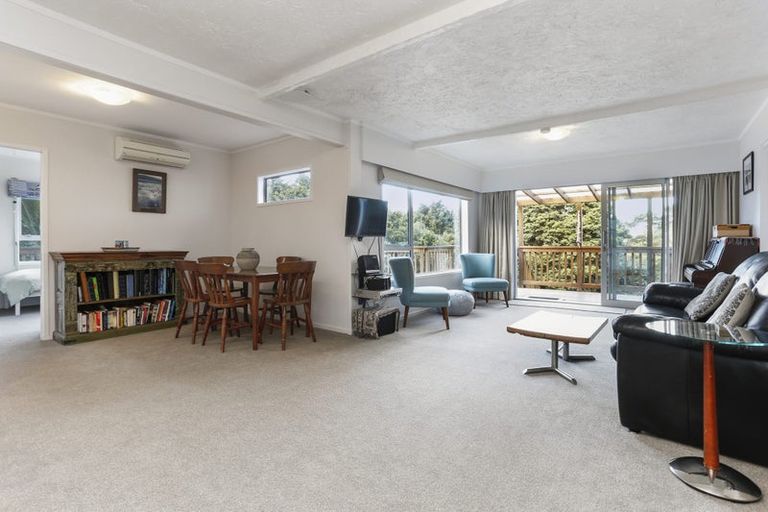 Photo of property in 903 West Coast Road, Waiatarua, Auckland, 0604