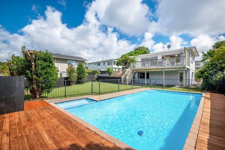 Photo of property in 14 Holdaway Avenue, Northcote, Auckland, 0627