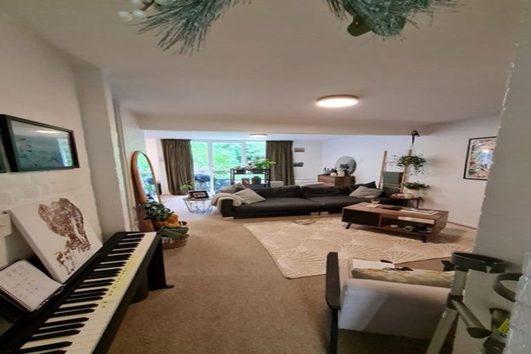 Photo of property in 141 Churton Drive, Churton Park, Wellington, 6037