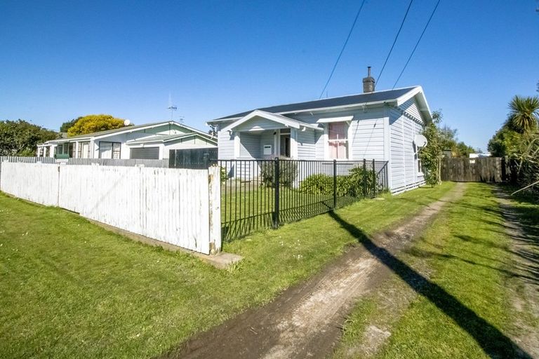 Photo of property in 28 Ngahina Street, Marton, 4710