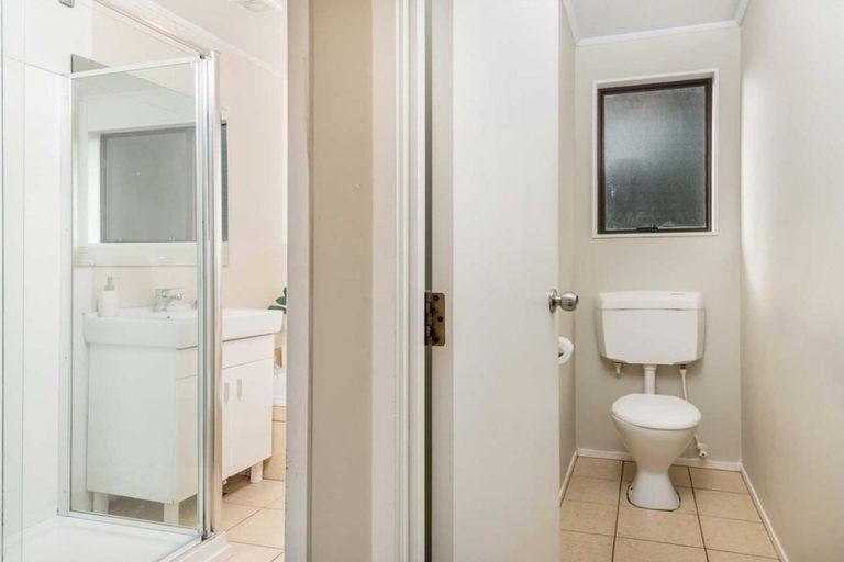 Photo of property in 12 Halloran Place, Massey, Auckland, 0614