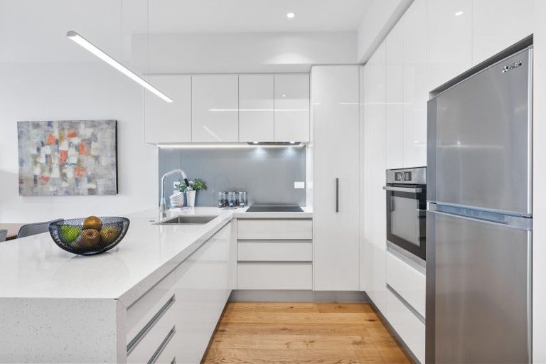 Photo of property in 6/585g Beach Road, Rothesay Bay, Auckland, 0630