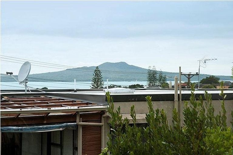 Photo of property in 2/104 East Coast Road, Forrest Hill, Auckland, 0620