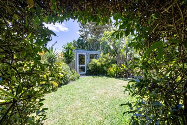 Photo of property in 6 Sea View Road, Baylys Beach, 0377