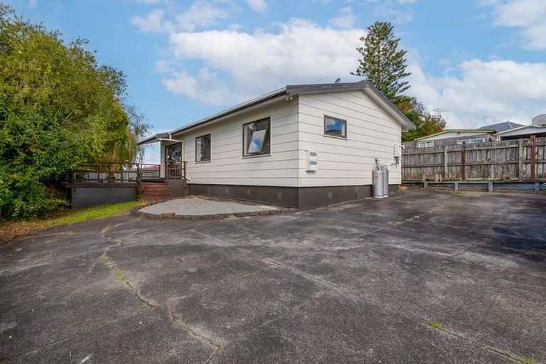 Photo of property in 13 Martin Place, Kelston, Auckland, 0602