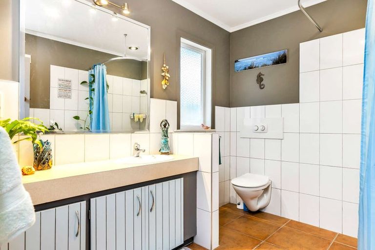 Photo of property in 2 Alberta Street, Acacia Bay, Taupo, 3330