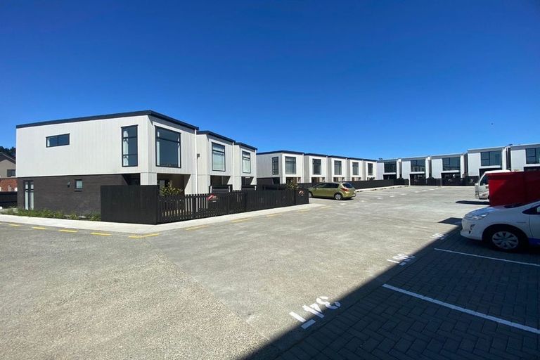 Photo of property in 2 Mikoikoi Crescent, Mangere Bridge, Auckland, 2022