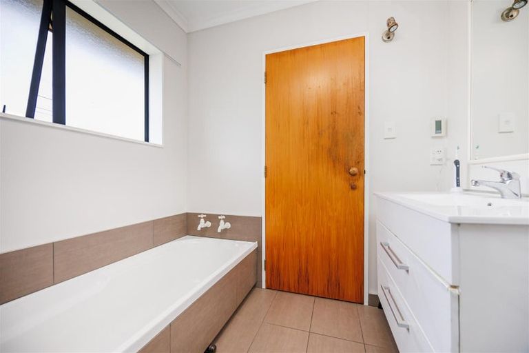 Photo of property in 11 Mcilwaine Place, Marton, 4710