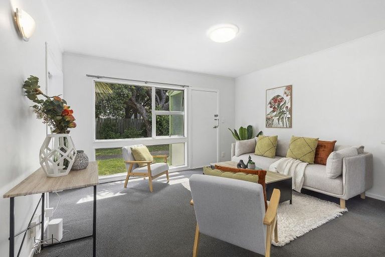 Photo of property in 2/102 Endeavour Street, Lyall Bay, Wellington, 6022