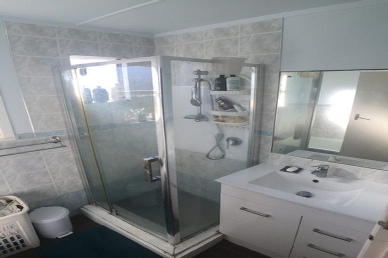 Photo of property in 19 Sunhaven Avenue, Glenfield, Auckland, 0629