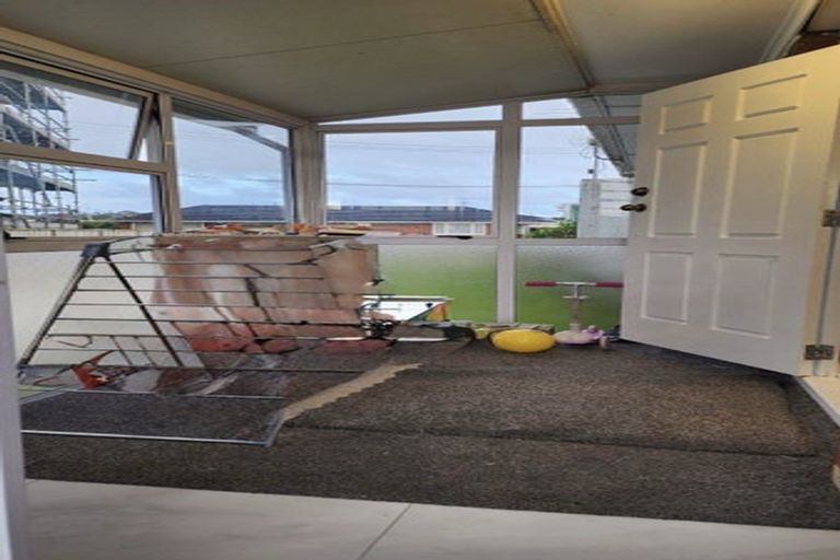 Photo of property in 2/24 Dale Crescent, Pakuranga, Auckland, 2010