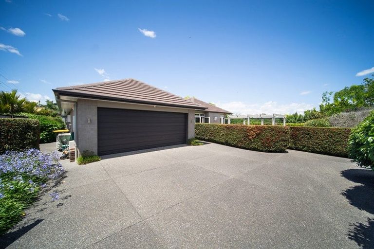 Photo of property in 14 Pescara Point, Karaka, Papakura, 2113