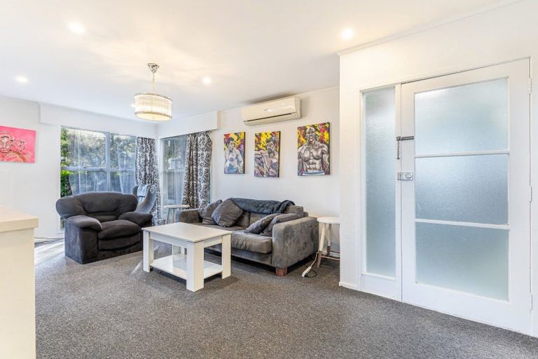 Photo of property in 14 Kemp Road, Massey, Auckland, 0614