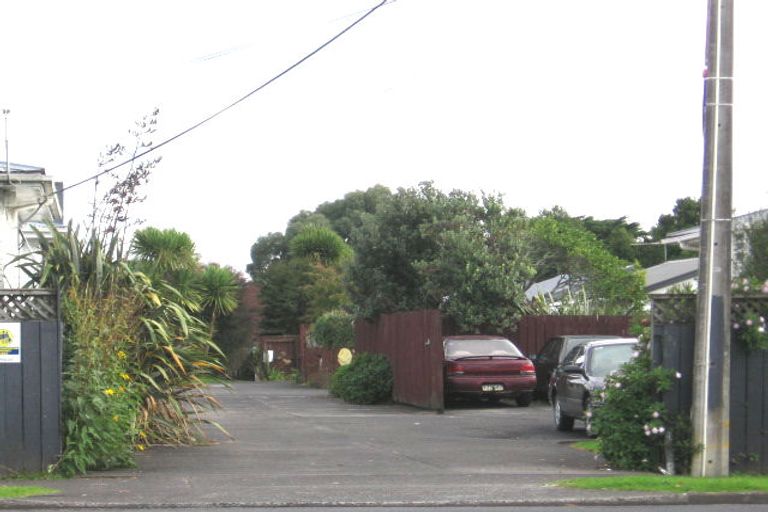Photo of property in 3/121 Bruce Mclaren Road, Henderson, Auckland, 0612