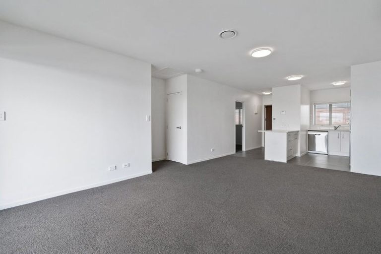 Photo of property in 1/4045f Great North Road, Glen Eden, Auckland, 0602