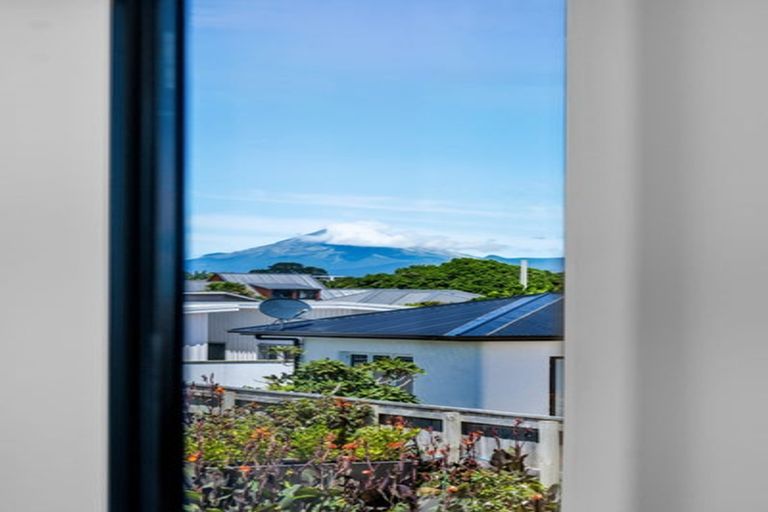 Photo of property in 5b Strandon Place, Strandon, New Plymouth, 4312