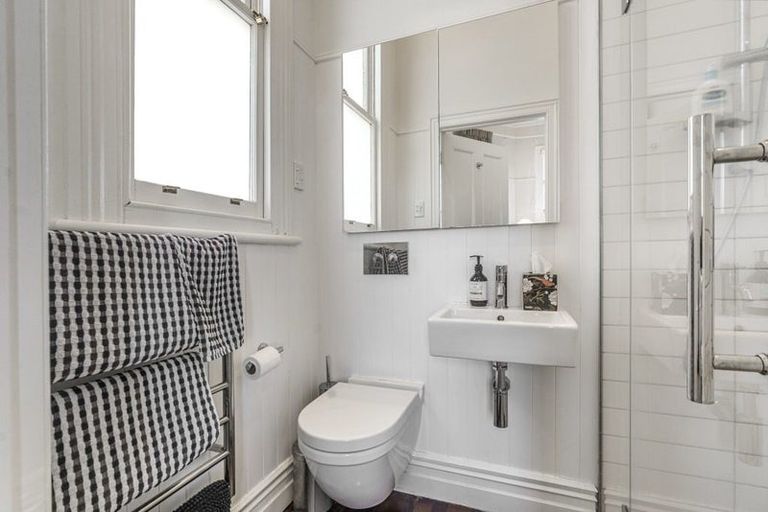Photo of property in 77 Hinemoa Street, Birkenhead, Auckland, 0626