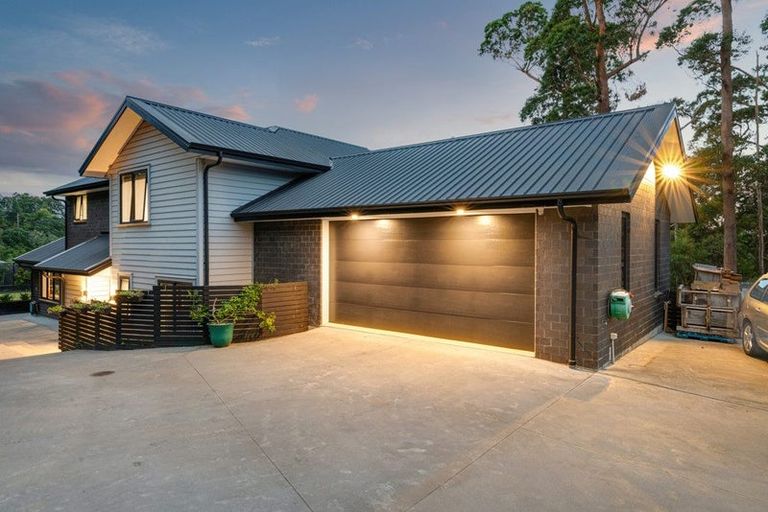Photo of property in 8 Roberts Road, Matakatia, Whangaparaoa, 0930
