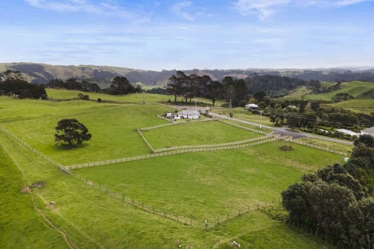 Photo of property in 2586 Awhitu Road, Awhitu, 2684