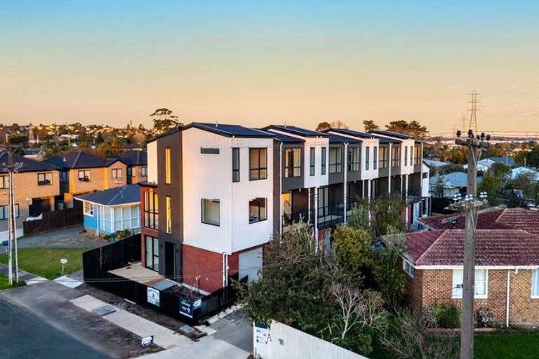 Photo of property in 32 Tiraumea Drive, Pakuranga, Auckland, 2010