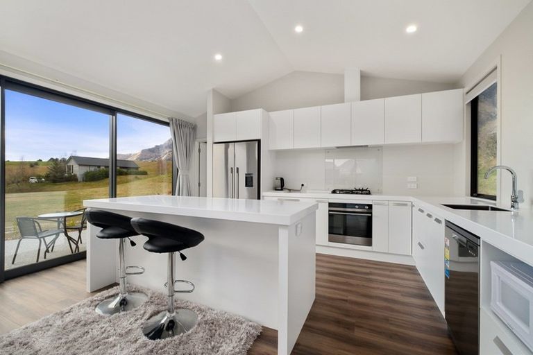 Photo of property in 16 Kinross Lane, Jacks Point, Queenstown, 9371