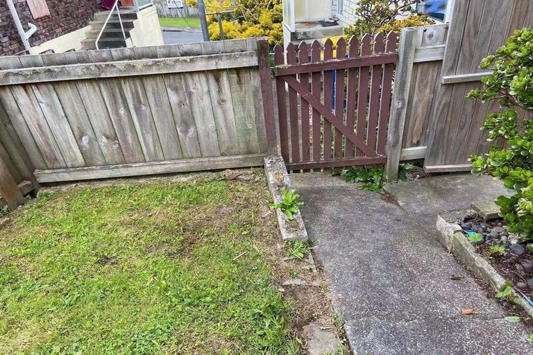 Photo of property in 2/5 Finn Place, Totara Vale, Auckland, 0629