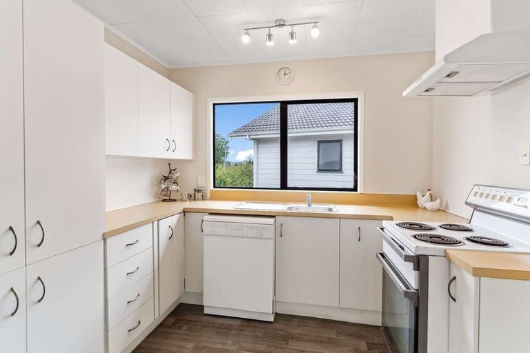 Photo of property in 28 Moire Road, Massey, Auckland, 0614