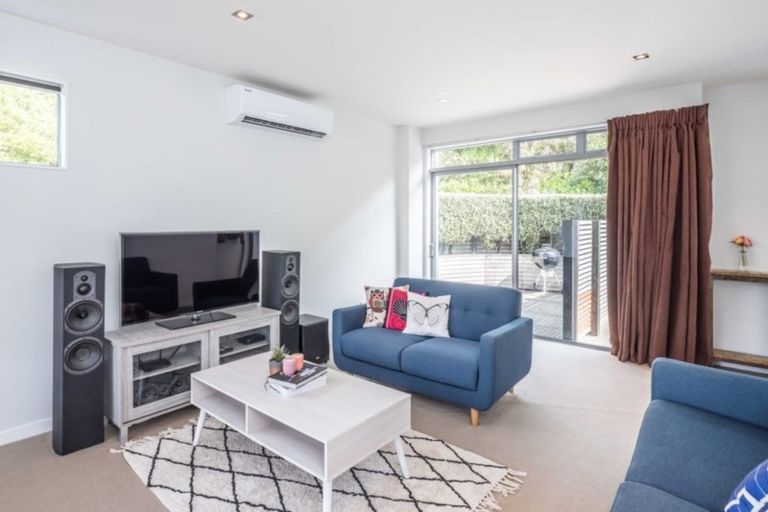 Photo of property in 33 Tiketike Way, Brooklyn, Wellington, 6021