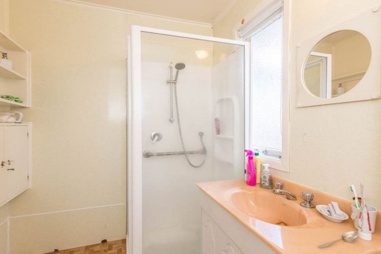 Photo of property in 1 Earl Road, Titirangi, Auckland, 0604