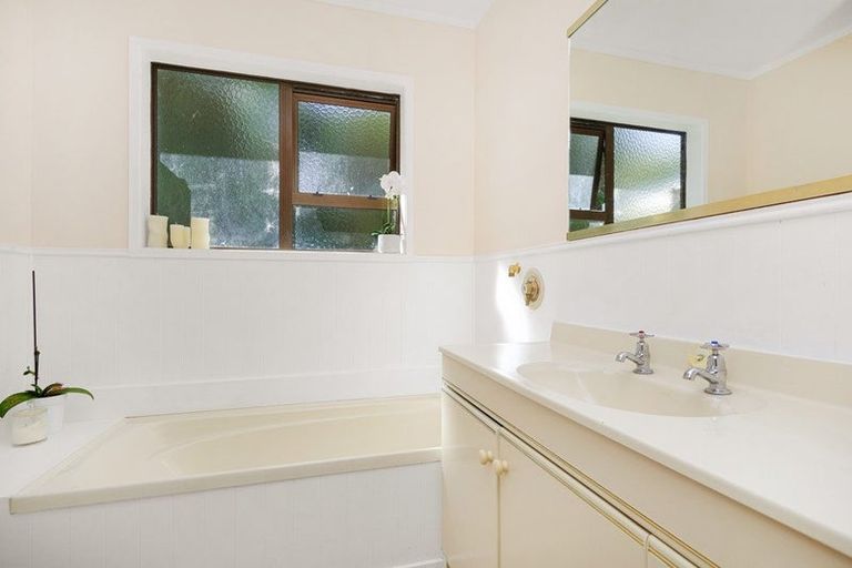 Photo of property in 6 Zande Terrace, Tawa, Wellington, 5028