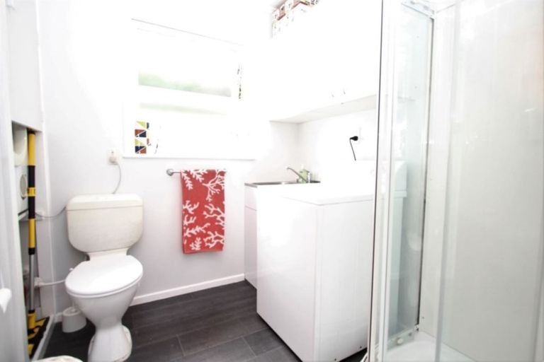 Photo of property in 8 Griffiths Grove, Newlands, Wellington, 6037