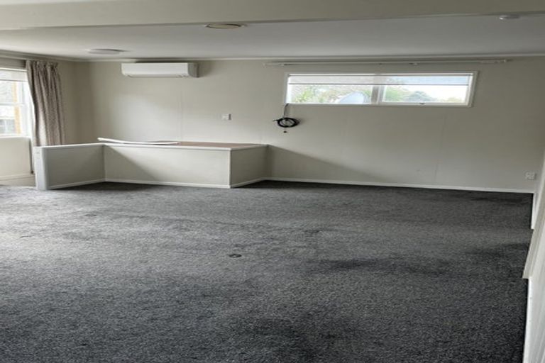 Photo of property in 52 Buscomb Avenue, Henderson, Auckland, 0610