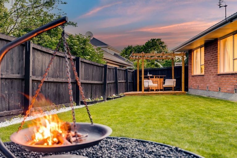 Photo of property in 6 Larkhill Place, Russley, Christchurch, 8042