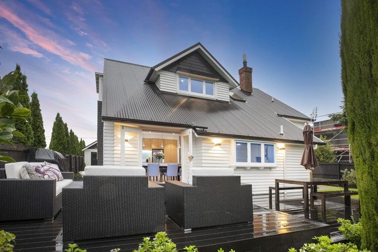 Photo of property in 111 Saint Andrews Square, Strowan, Christchurch, 8052