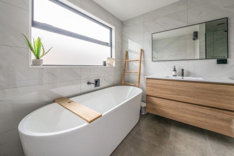 Photo of property in 60 Farrant Drive, Wanaka, 9305