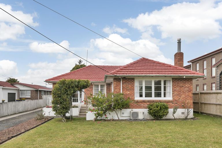 Photo of property in 126 Hutchinson Avenue, New Lynn, Auckland, 0600