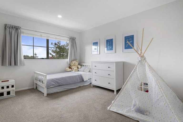 Photo of property in 44 Ravenstone Place, Chatswood, Auckland, 0626