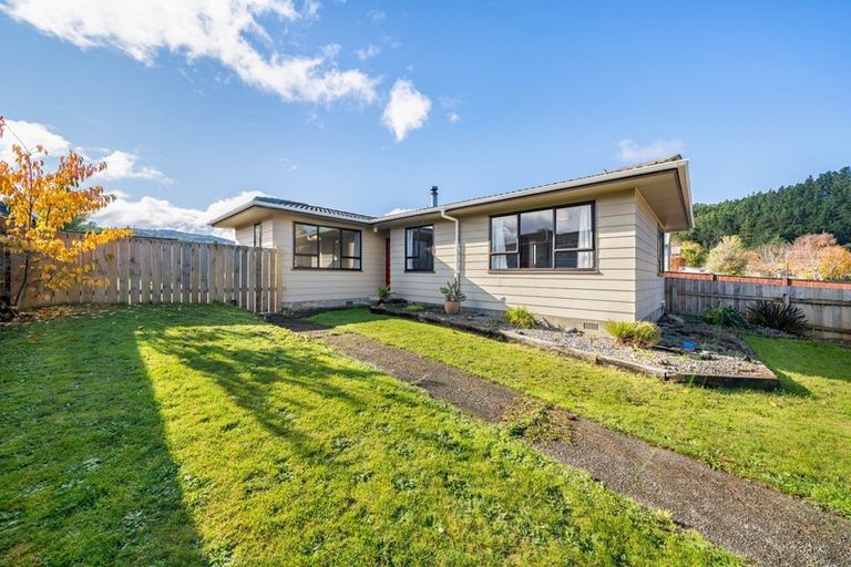 Photo of property in 11 Topaz Street, Birchville, Upper Hutt, 5018