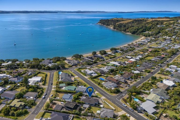 Photo of property in 6 Crown Road, Tindalls Beach, Whangaparaoa, 0930