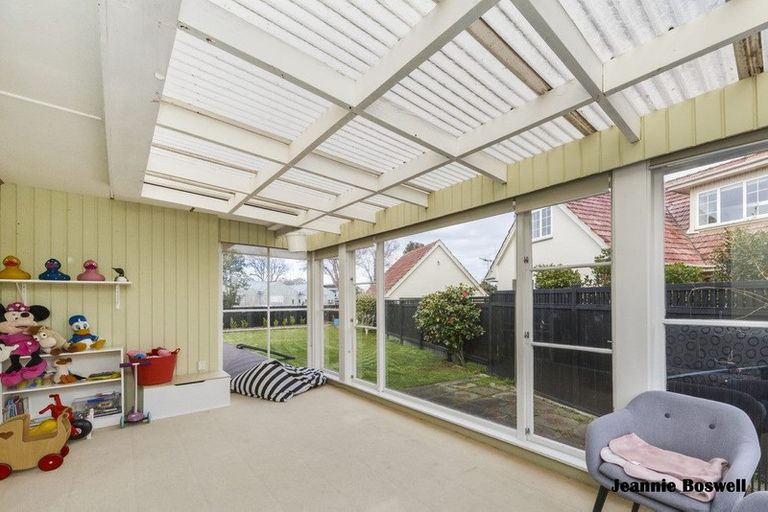 Photo of property in 9 Innes Place, Roslyn, Palmerston North, 4414