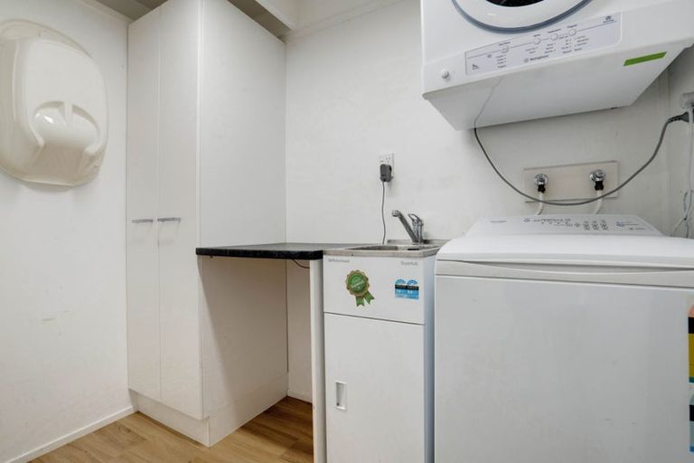 Photo of property in 2/5 Eugen Place, Bayview, Auckland, 0629