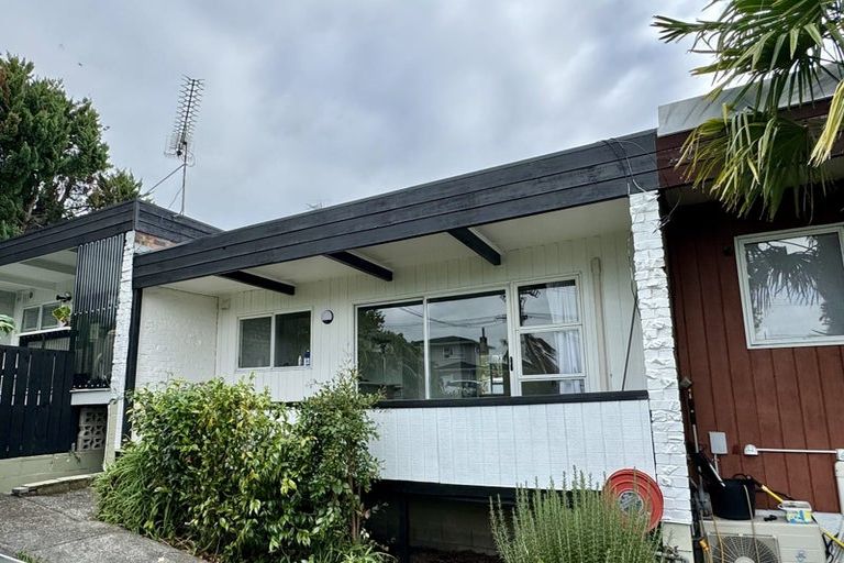 Photo of property in 2/74 Sunnybrae Road, Hillcrest, Auckland, 0627