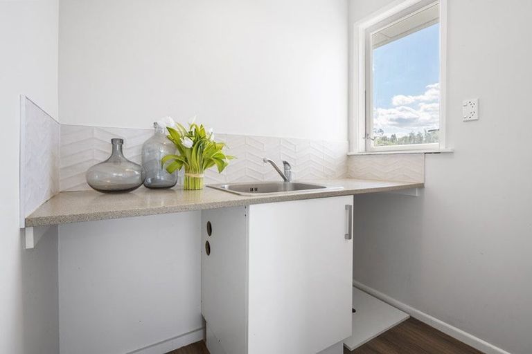 Photo of property in 18 Hatherlow Street, Glenfield, Auckland, 0629