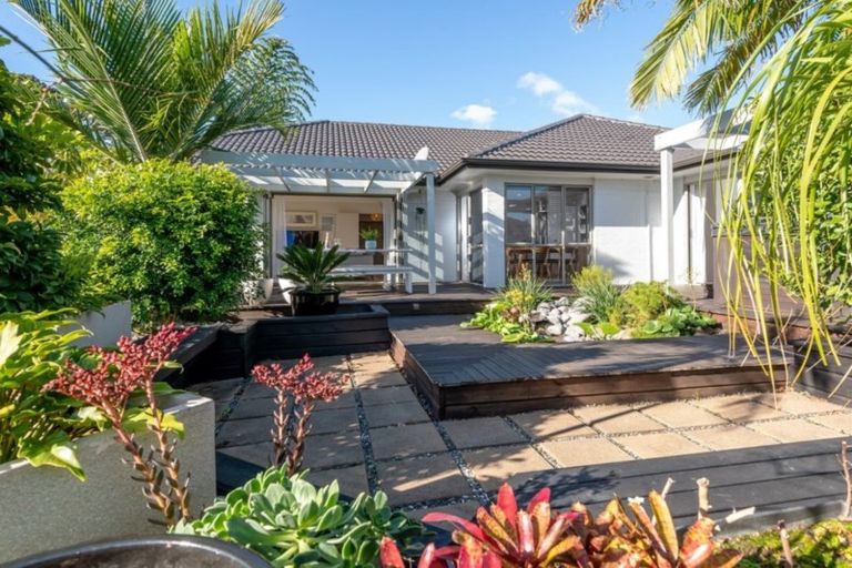 Photo of property in 35 John Brooke Crescent, East Tamaki Heights, Auckland, 2016